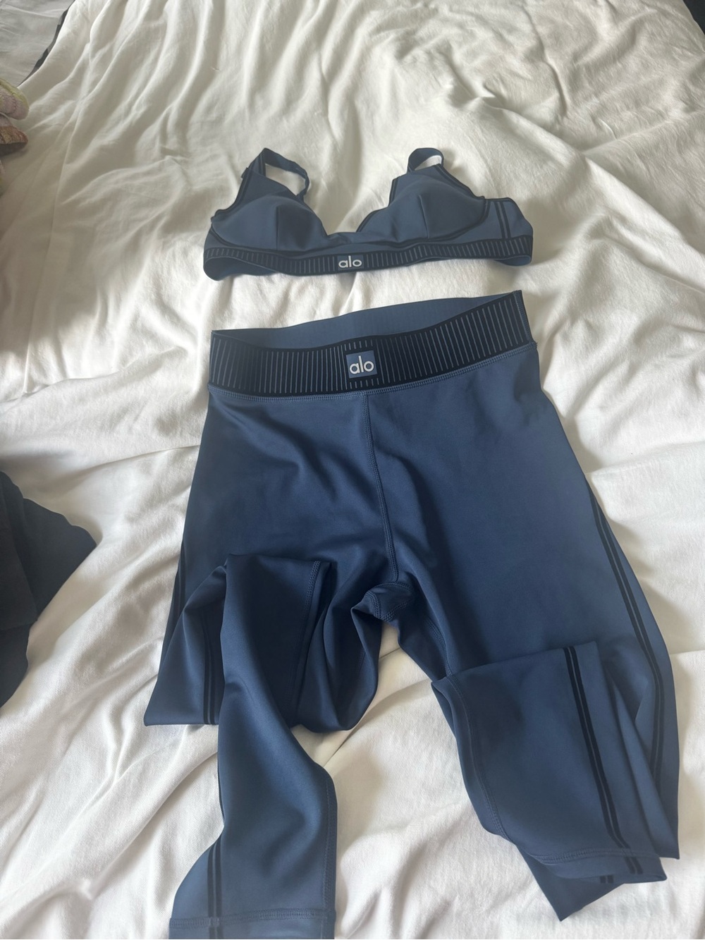 ALO Yoga Set Pants and Bra